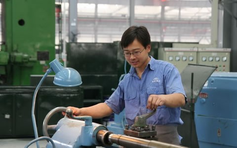 張乃艦(jian)在市車工(gong)技能大賽(sài)上奪冠