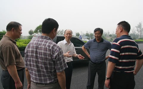 甯波江(jiang)東區委(wěi)書記一(yi)行來杭(hang)機股份(fen)視察