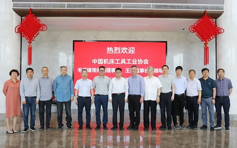 中國(guó)機床工(gōng)具工業(yè)協會常(chang)務副理(lǐ)事長毛(mao)予鋒一(yi)行莅臨(lín)杭機考(kǎo)察調研(yan)
